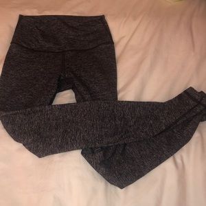MINT CONDITION LULU SIZE 4 Gray Leggings